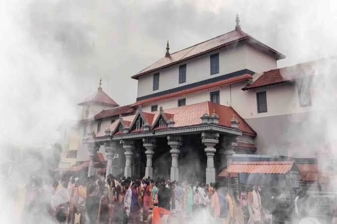 பொதுவாக தவறுகள் நடந்தால் அதை கடவுள் பார்த்துக் கொள்வார் என்று கூறுவது வழக்கம். ஆனால் ஒரு கோயில் வளாக